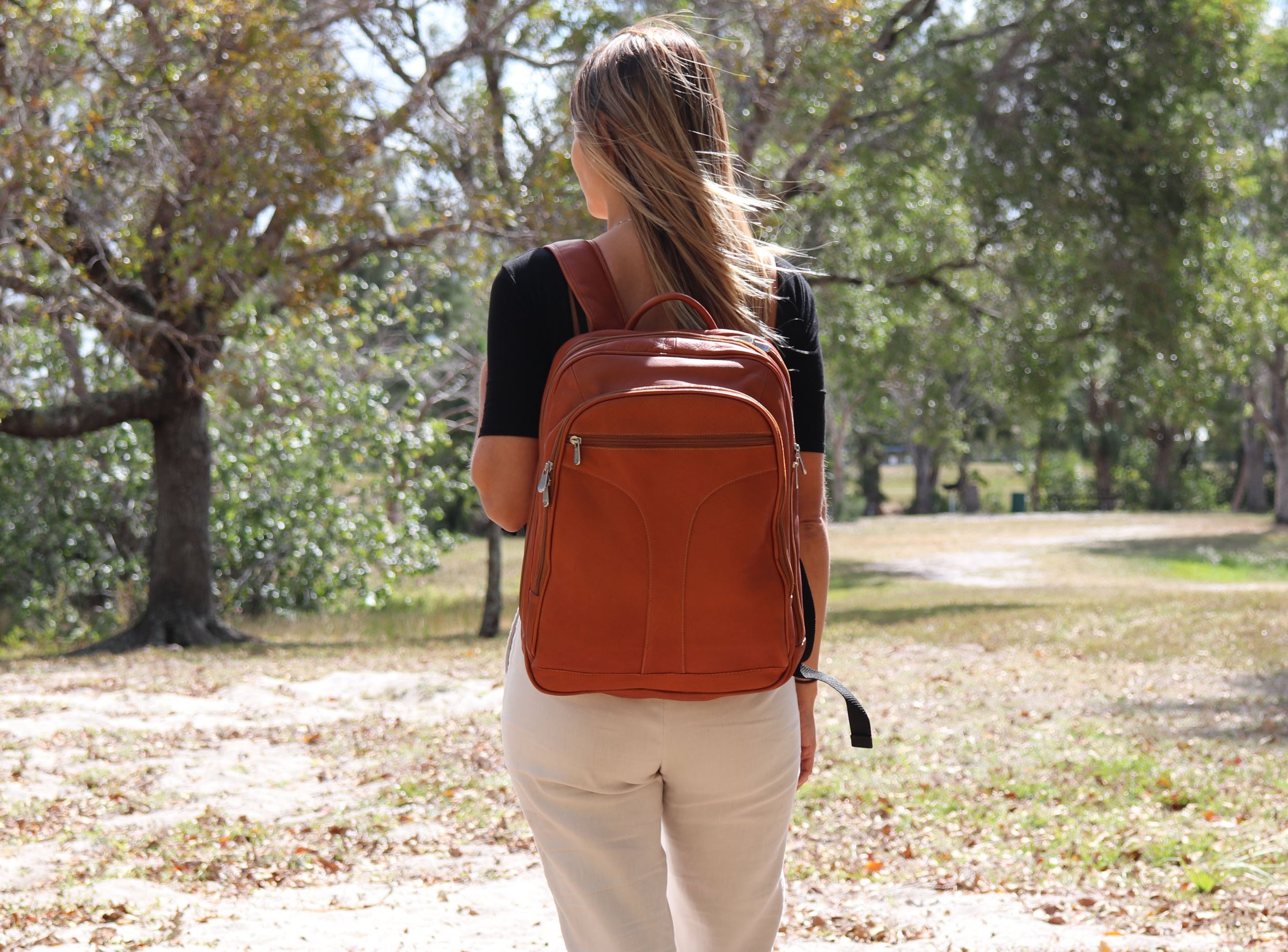 Laptop Backpacks – Piel Leather display picture 2